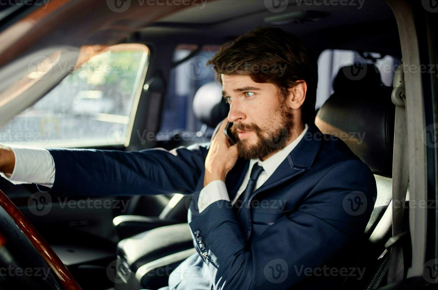 les hommes d'affaires dans une costume dans une voiture une voyage à travail Succès un service riches photo