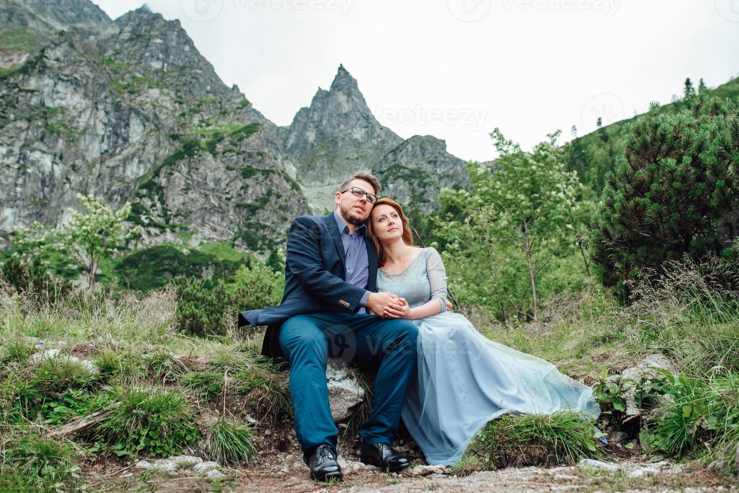 jeune couple en promenade près du lac entouré par les montagnes photo