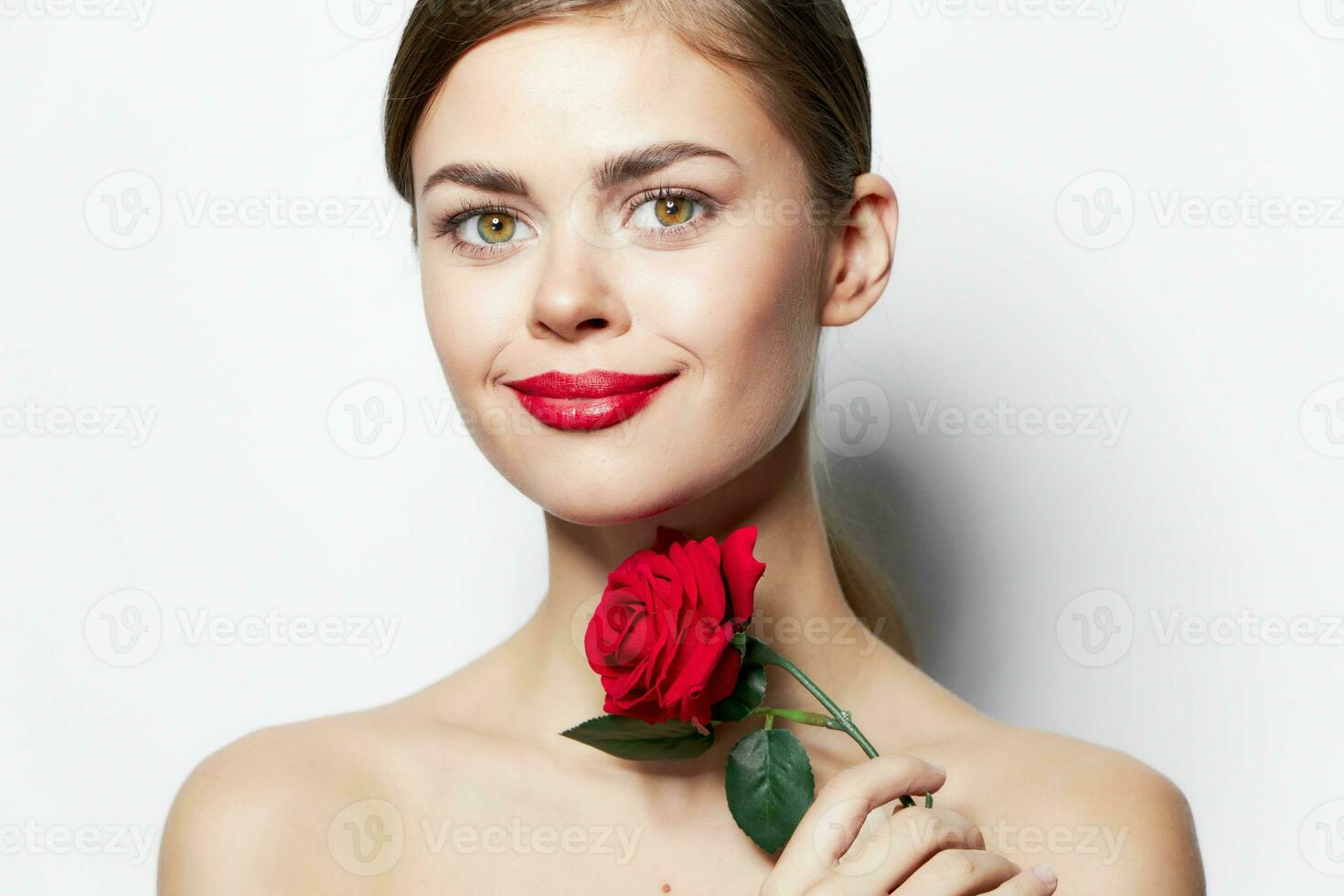 Jeune femme nu épaules clair peau sourire rouge lèvres Rose fleur charme lumière photo