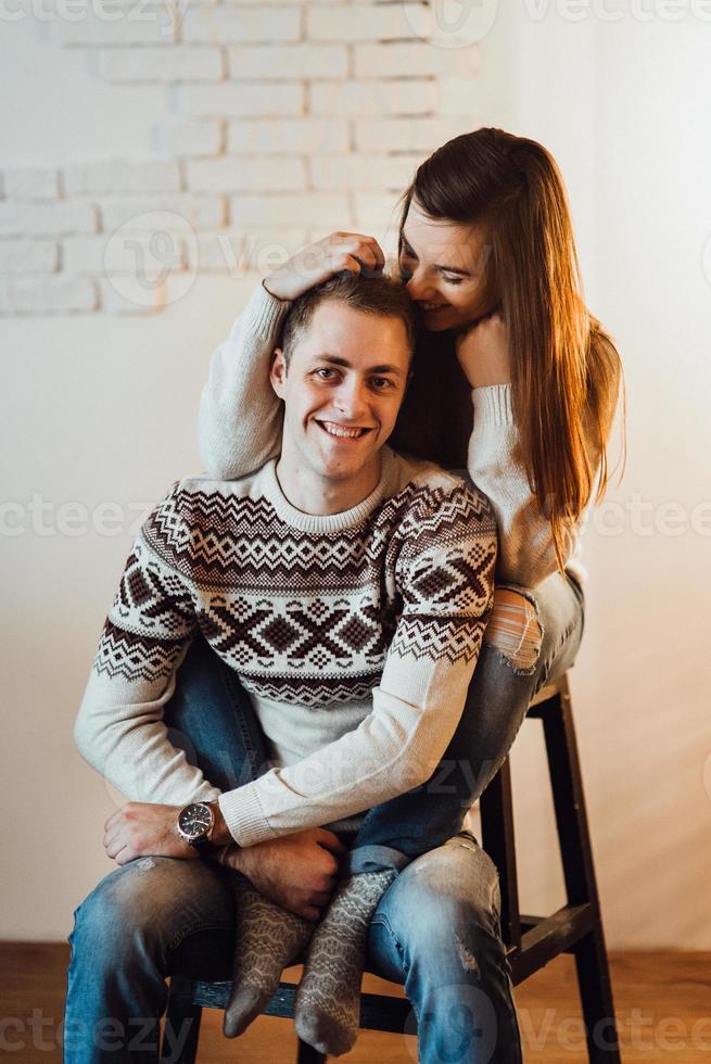 mec et une fille célèbrent la nouvelle année ensemble et se donnent des cadeaux photo