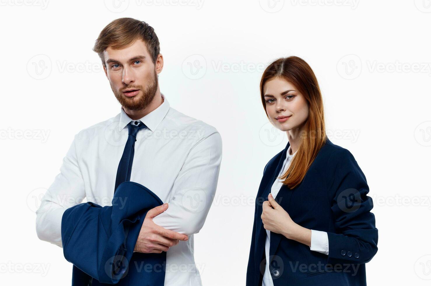 homme et femme dans costume sont permanent suivant à travail collègues la finance Bureau lumière Contexte photo