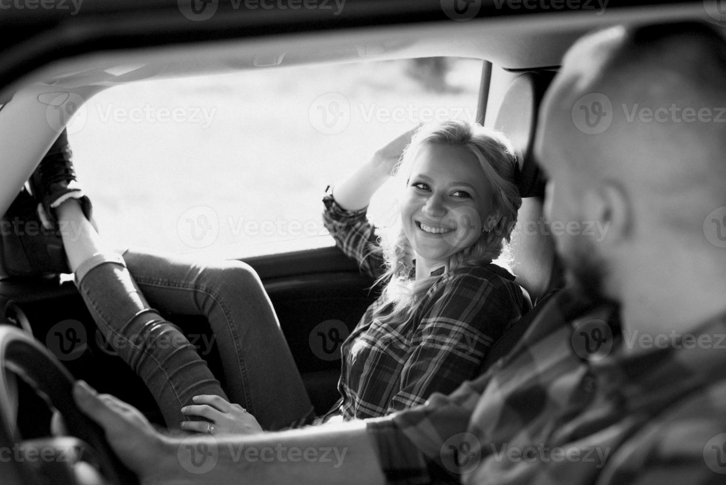 voyageant en voiture d'un jeune couple d'un mec et d'une fille photo