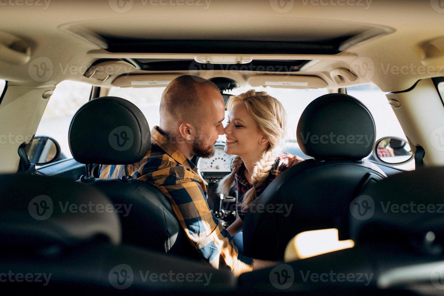 voyageant en voiture d'un jeune couple d'un mec et d'une fille photo