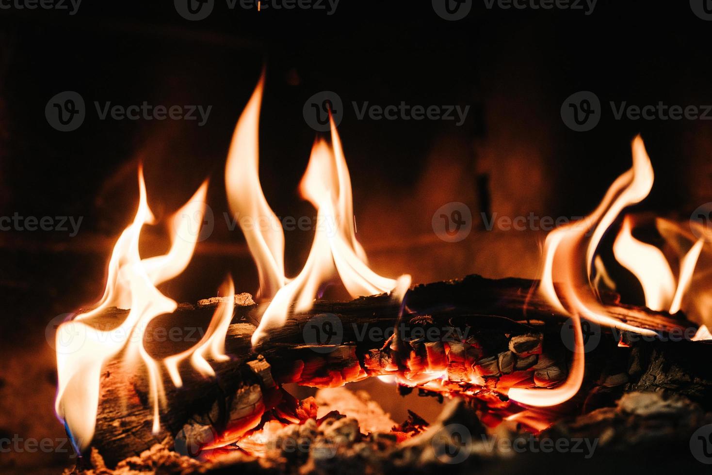 brûler un feu couvant dans une cheminée en pierre photo