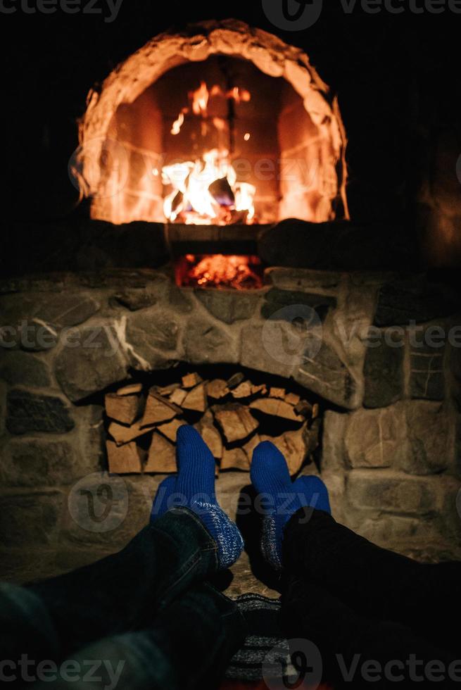 mec et fille sont assis sur le fond d'une cheminée en feu photo