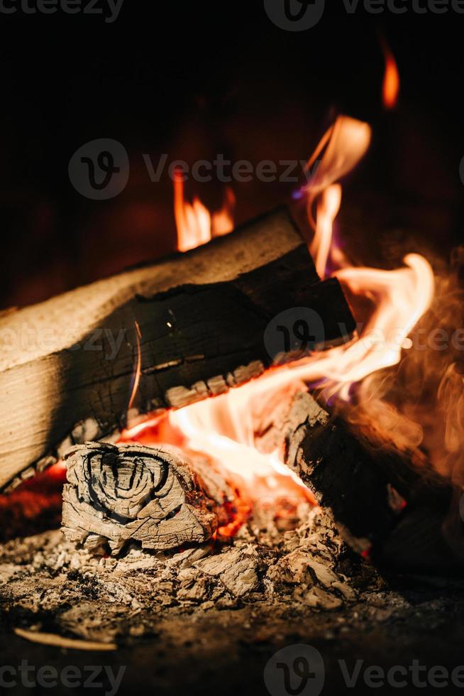 brûler un feu couvant dans une cheminée en pierre photo