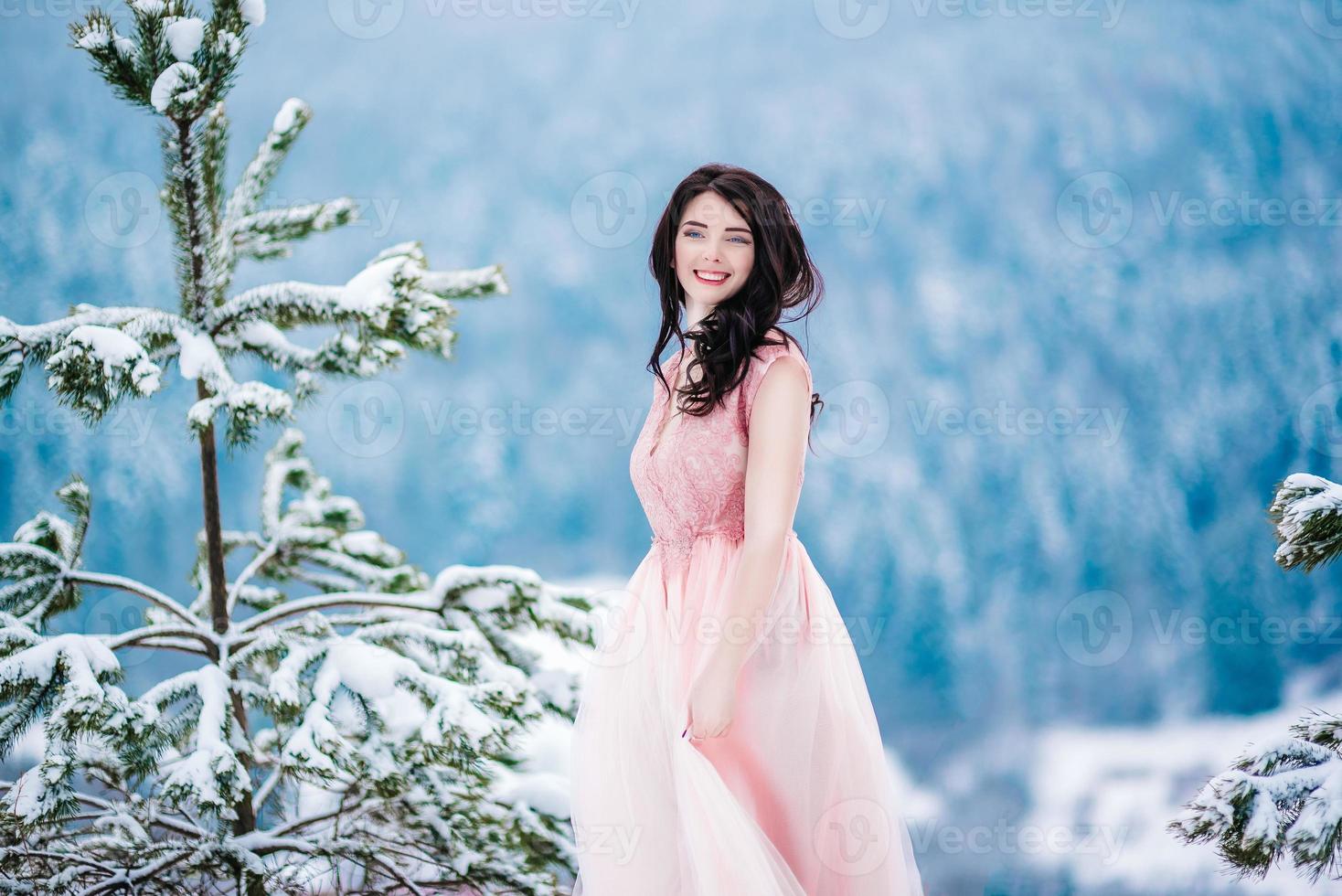 Mariée aux cheveux châtains fond bleu des montagnes d'hiver photo