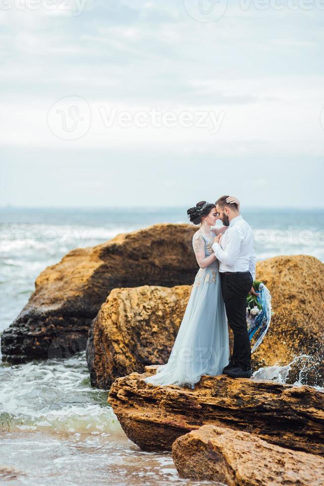 même couple avec une mariée dans une robe bleue à pied photo