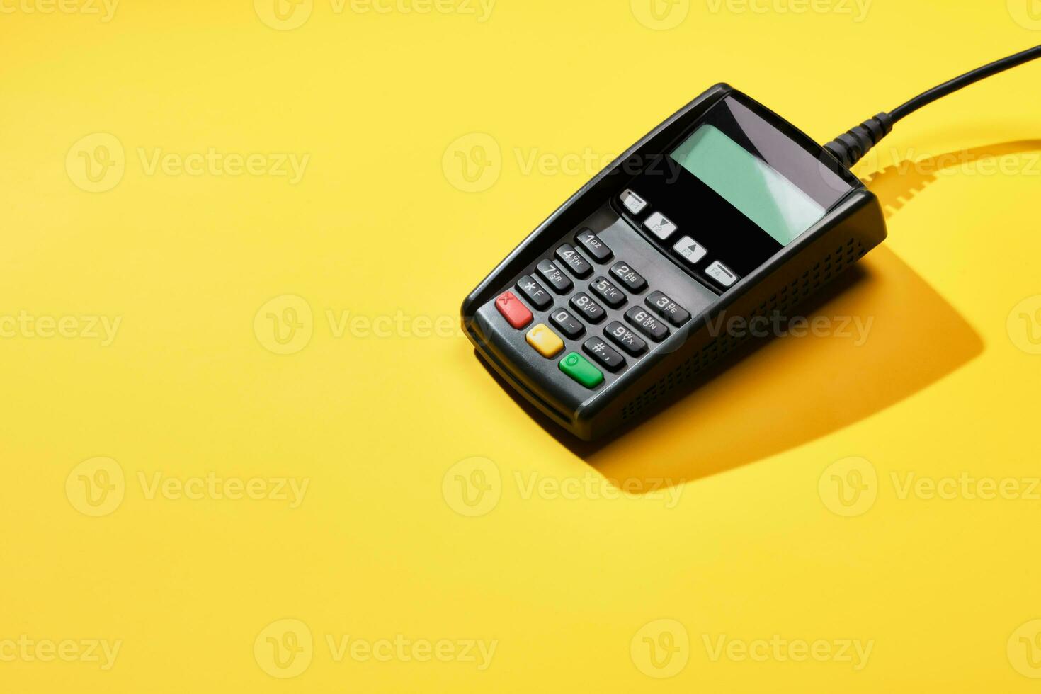 pos Paiement Terminal sur Jaune Contexte. minimal financier un service concept. branché ombres, copie espace photo