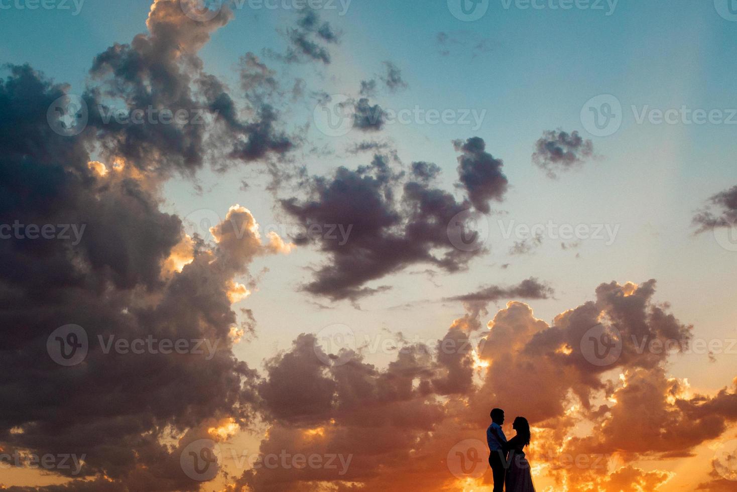 jeune couple un mec en culotte noire et une fille en robe rose marchent le long du sable blanc photo