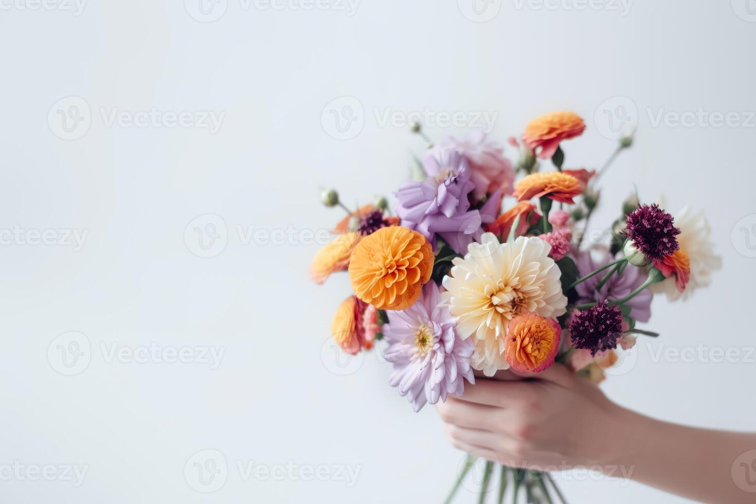 femelle main détient magnifique bouquet de dahlias et chrysanthèmes. les mères jour, vacances décor, fleur livraison concept. génératif ai illustration photo