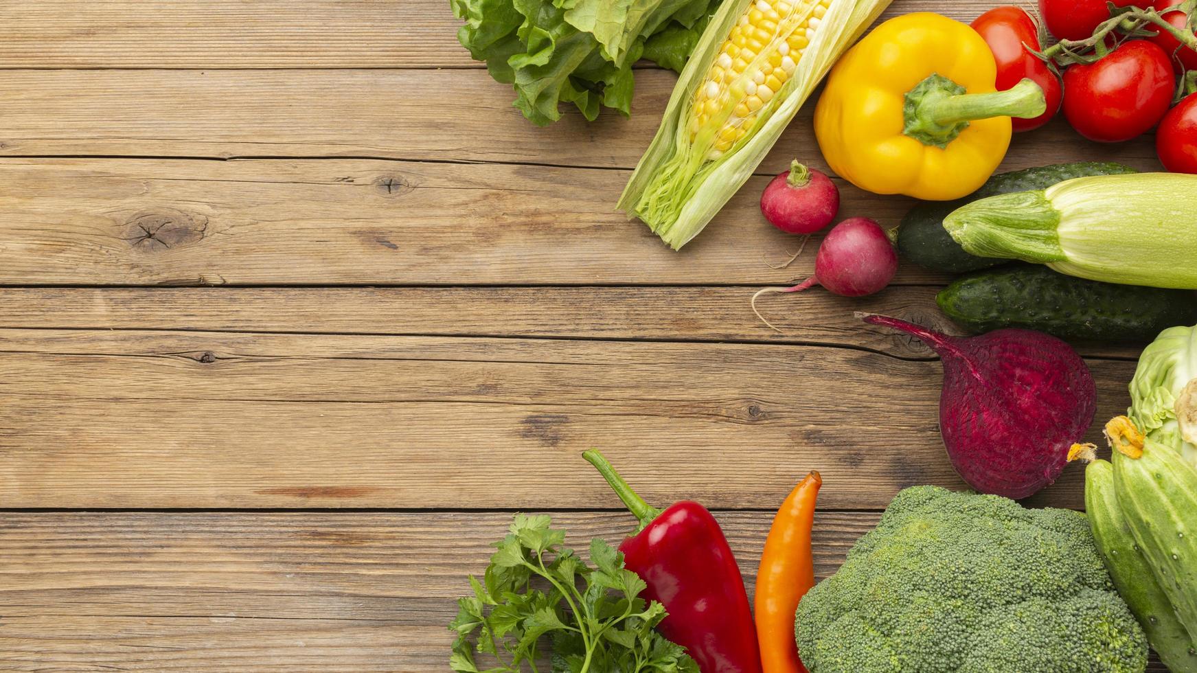 plat poser des légumes sur une table en bois photo