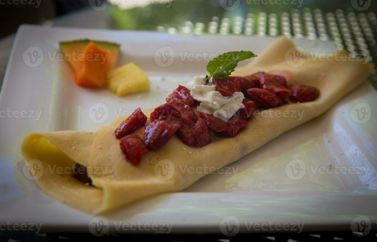 fraise crêpe garni avec menthe photo