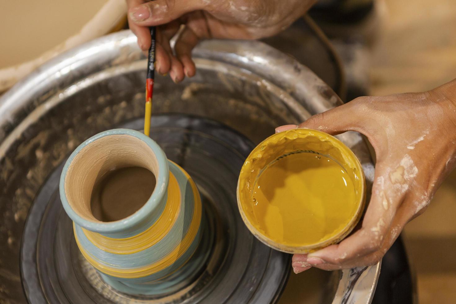 vue de dessus d & # 39; une personne créant de la poterie photo