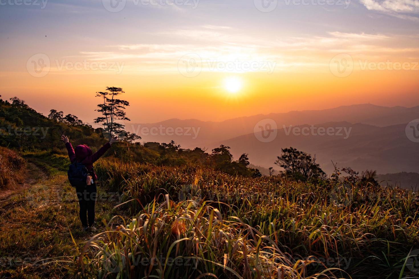 vue sur la nature le matin avec des montagnes et des nuages dans le ciel bleu avec la fille qui sort pour obtenir les premières lueurs du jour. photo