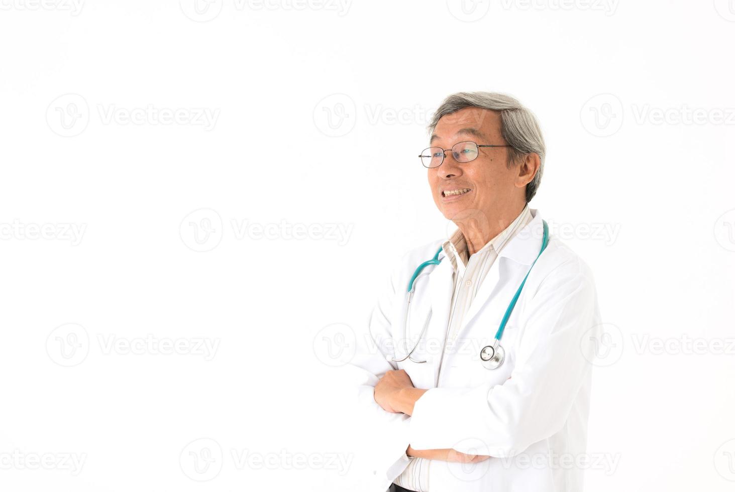 Médecin de sexe masculin asiatique senior et émotions, isolés photo