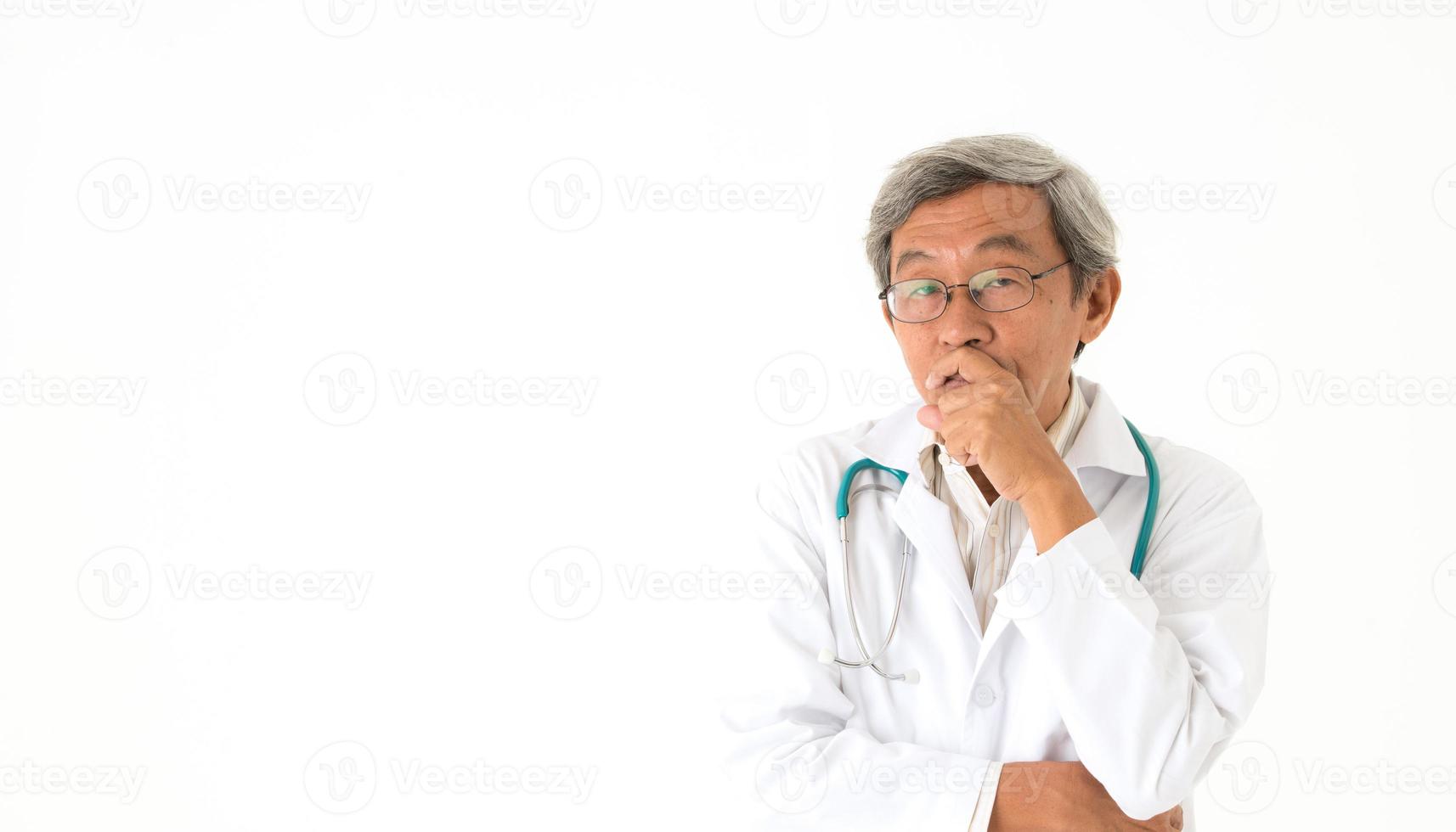 Médecin de sexe masculin asiatique senior et émotions, isolés photo