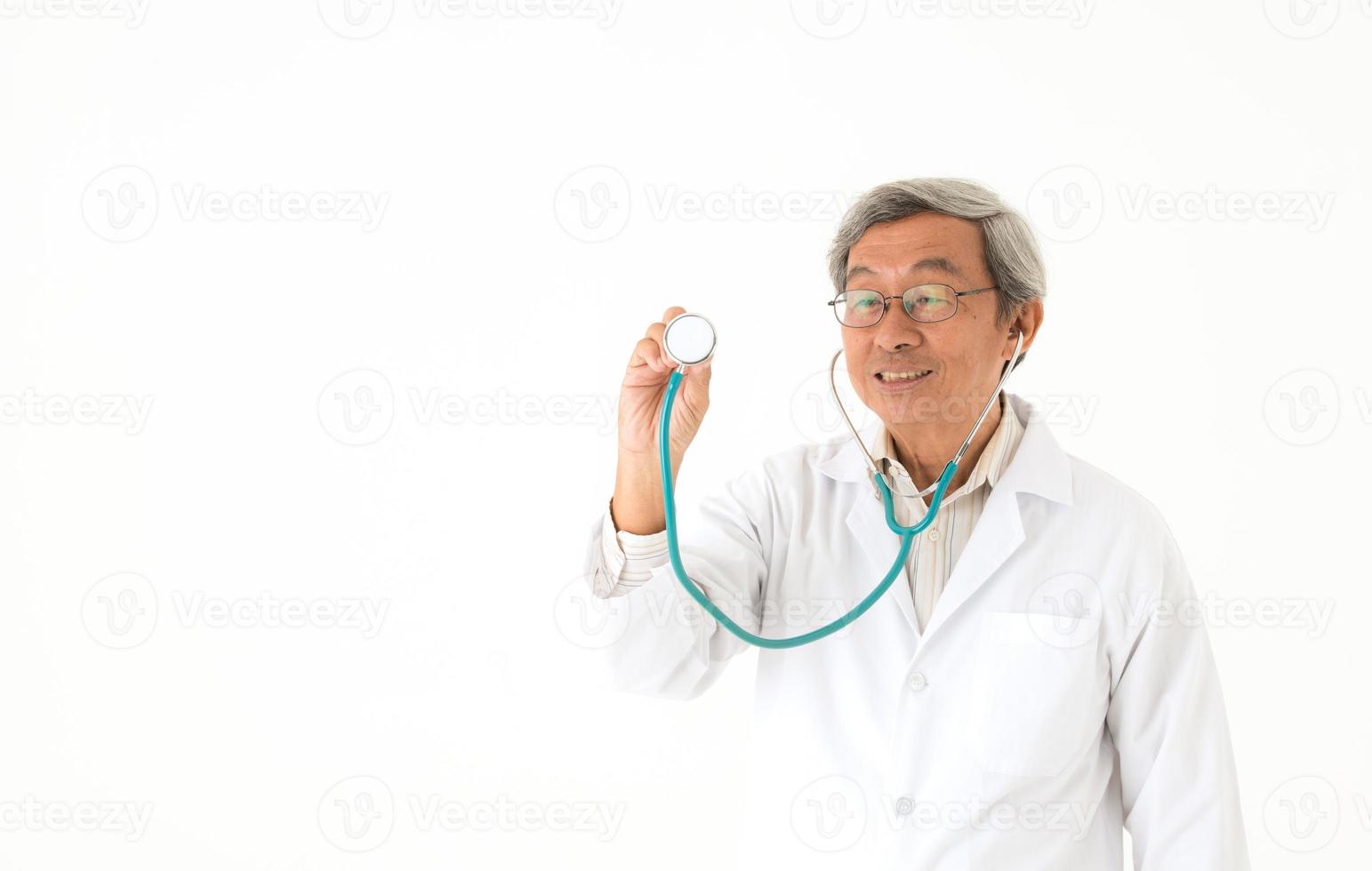 Médecin de sexe masculin asiatique senior et émotions, isolés photo