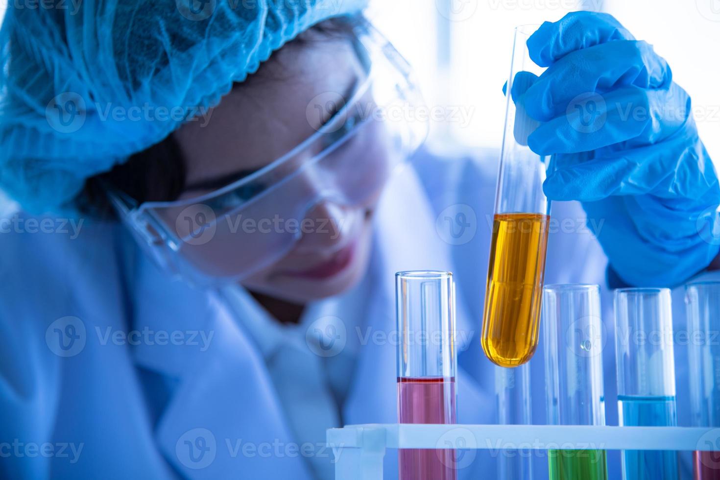 Asiatiques jeunes femmes scientifiques de laboratoire d'essai et d'analyse chimique au laboratoire photo