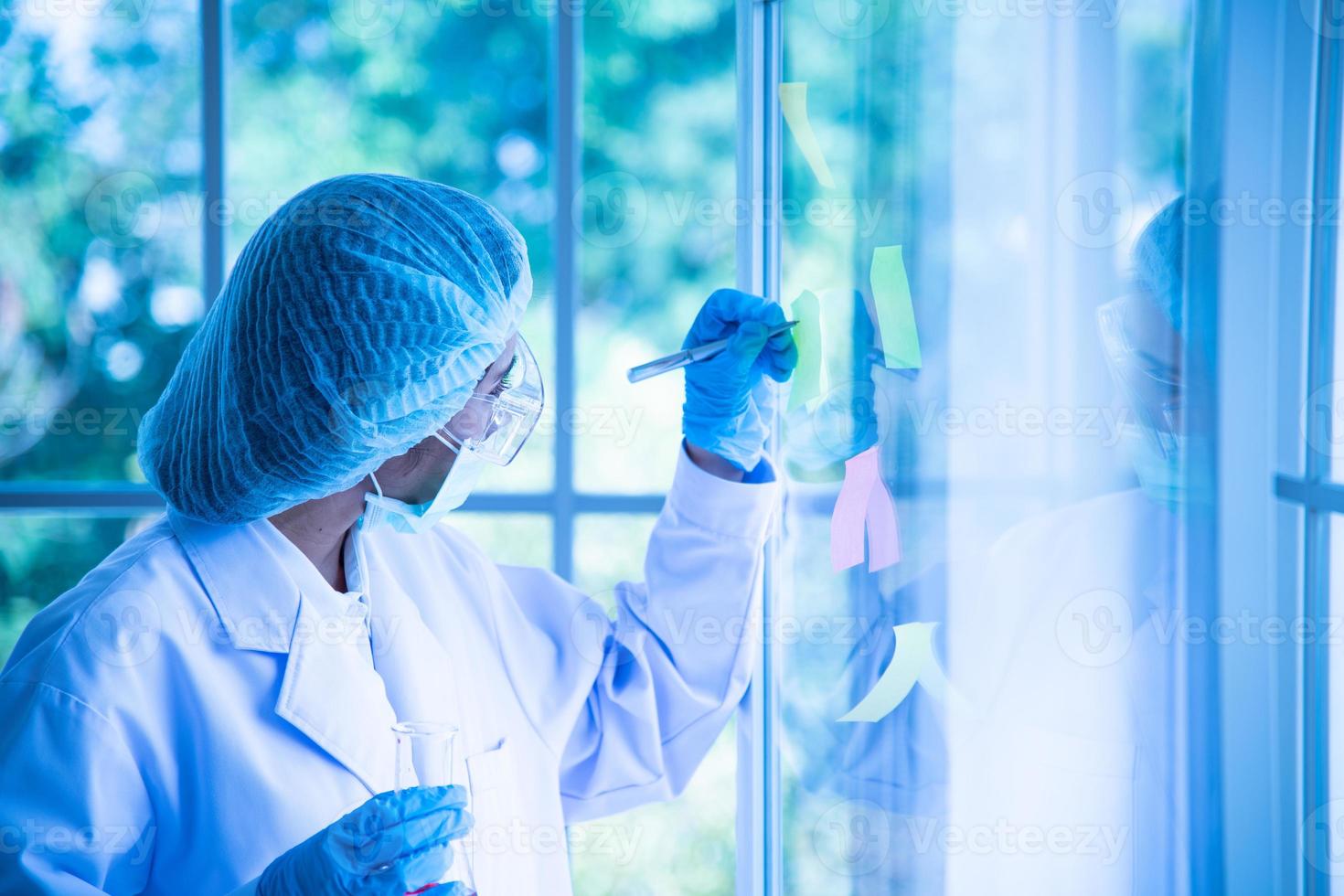 Asiatiques jeunes femmes scientifiques de laboratoire d'essai et d'analyse chimique au laboratoire photo