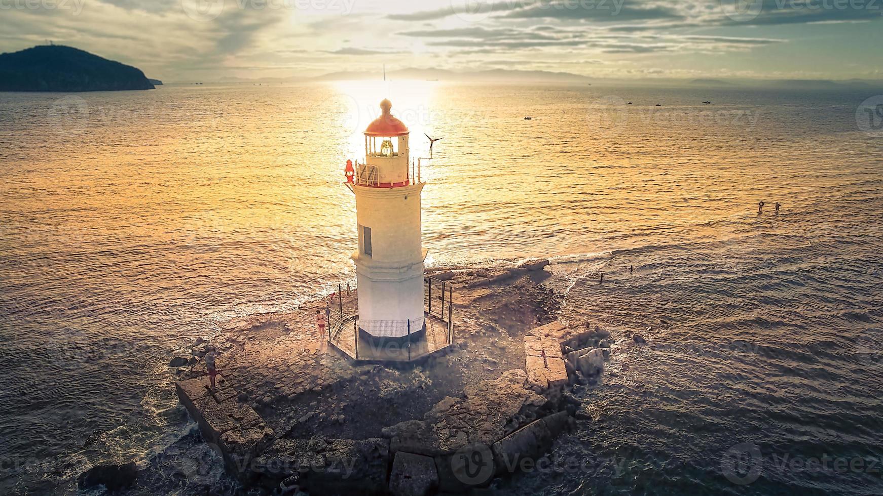 Vue aérienne du phare de Cape Egersheld à Vladivostok photo