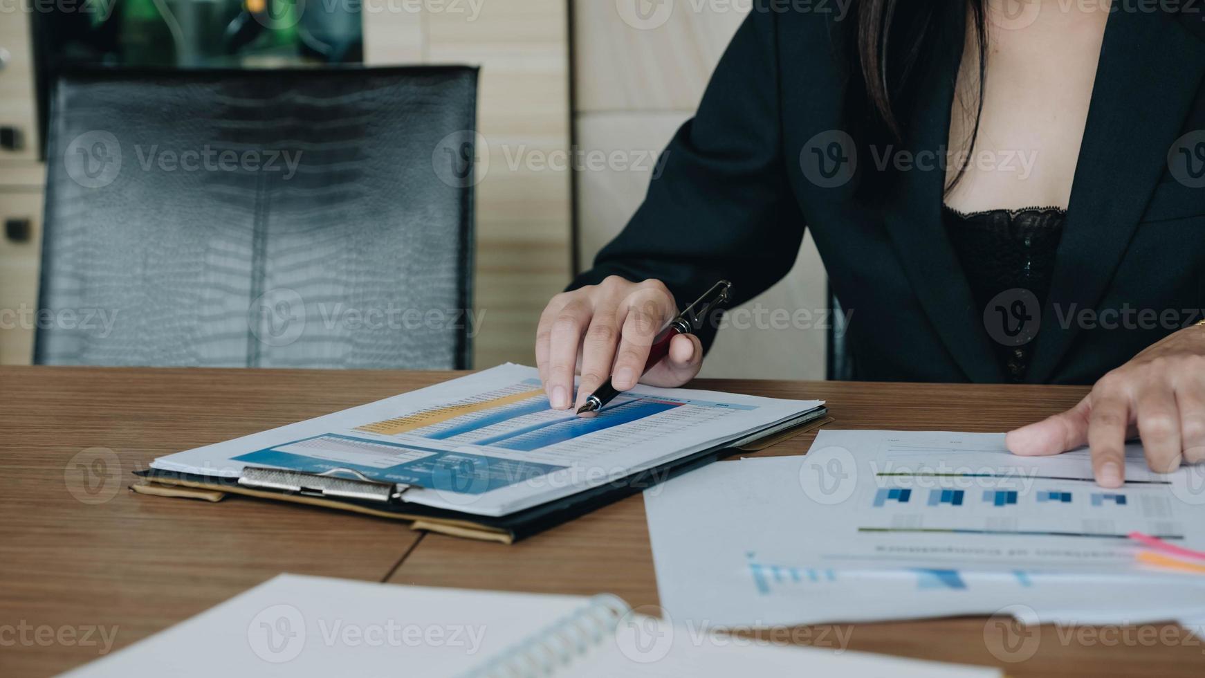 consultant en investissement homme d'affaires analysant l'état du bilan du rapport financier annuel de l'entreprise travaillant avec des graphiques de documents. concept photo d'entreprise, marché, bureau, impôt.