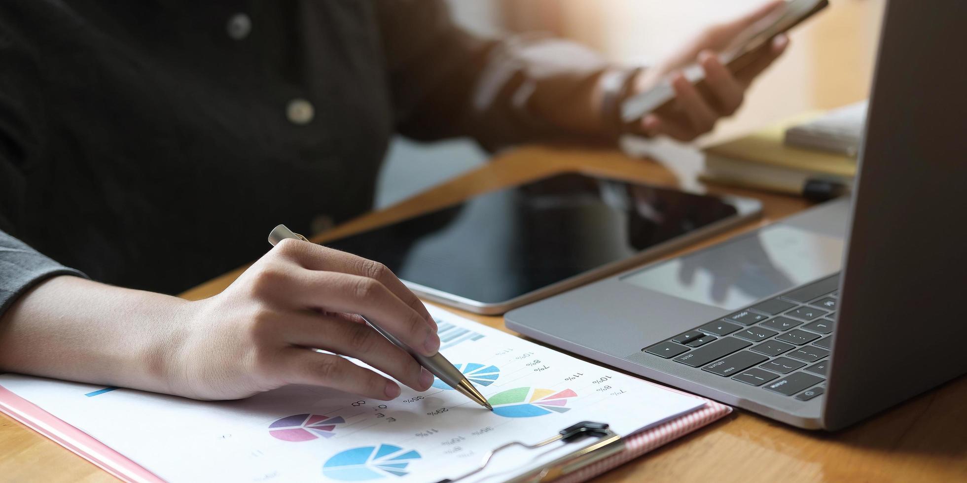 consultant en investissement homme d'affaires analysant l'état du bilan du rapport financier annuel de l'entreprise travaillant avec des graphiques de documents. concept photo d'entreprise, marché, bureau, impôt.