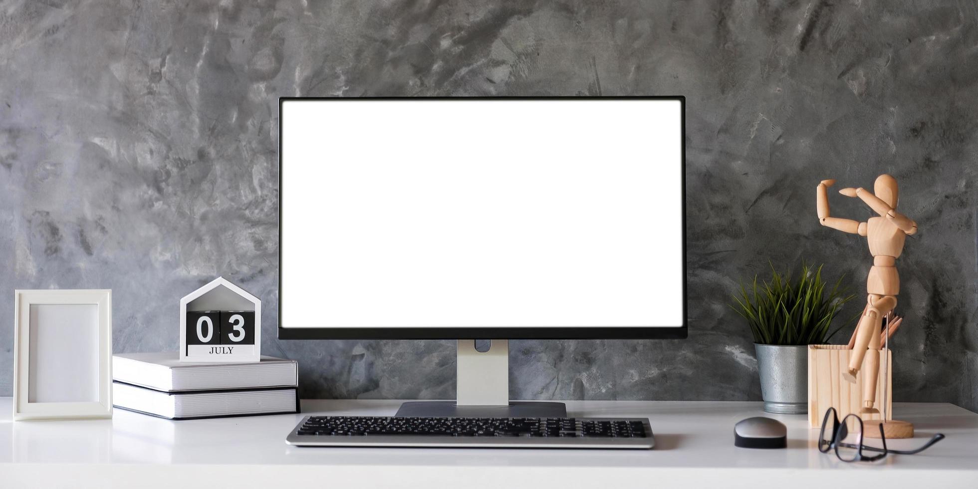 Ordinateur de bureau à écran blanc dans une salle de bureau minimale avec décorations et espace de copie photo