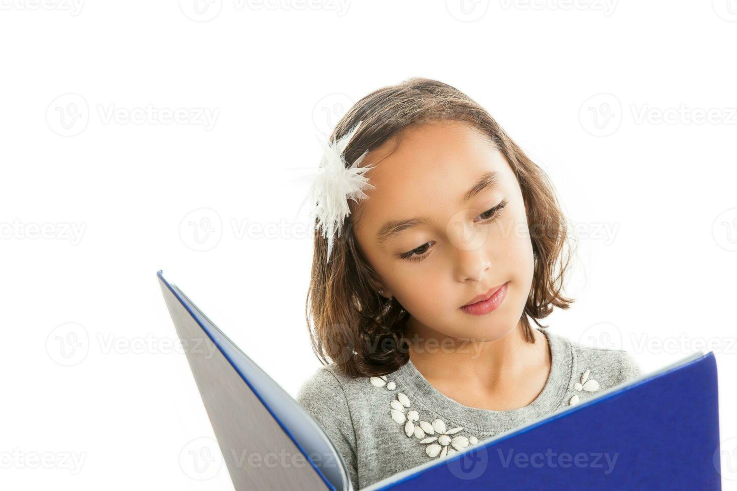 charmant peu fille en train de lire livre isolé sur blanc Contexte photo