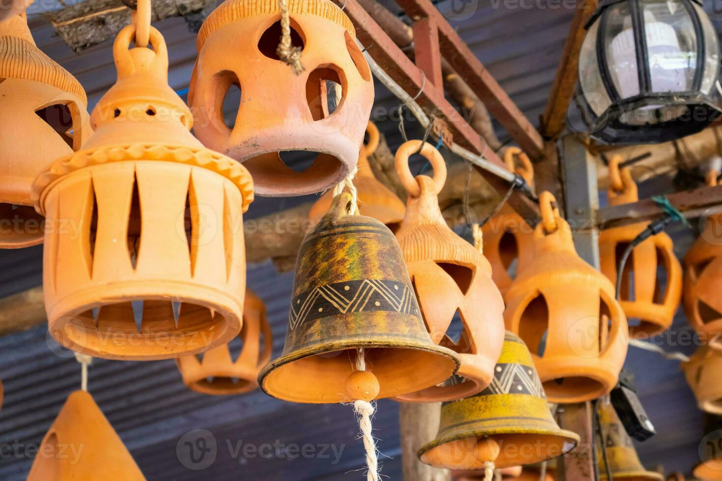 céramique les lampes et cloches à une traditionnel céramique usine dans le ville de raquira. ville de des pots photo