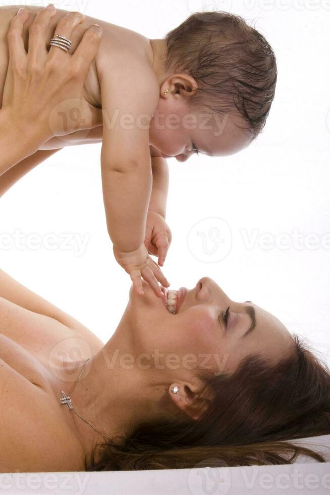 content magnifique Jeune mère et sa bébé fille sur blanc Contexte photo