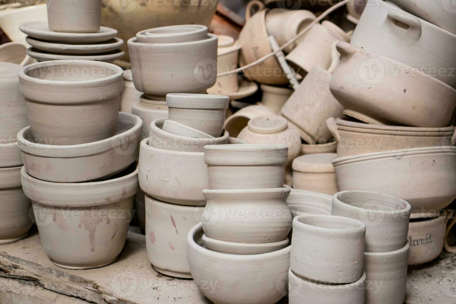 céramique sur le élaboration processus à une traditionnel usine à le petit ville de raquira dans Colombie photo