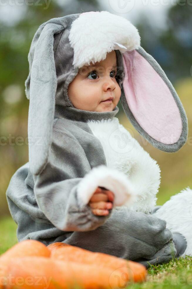 peu bébé fille portant une lapin costume. Halloween concept photo