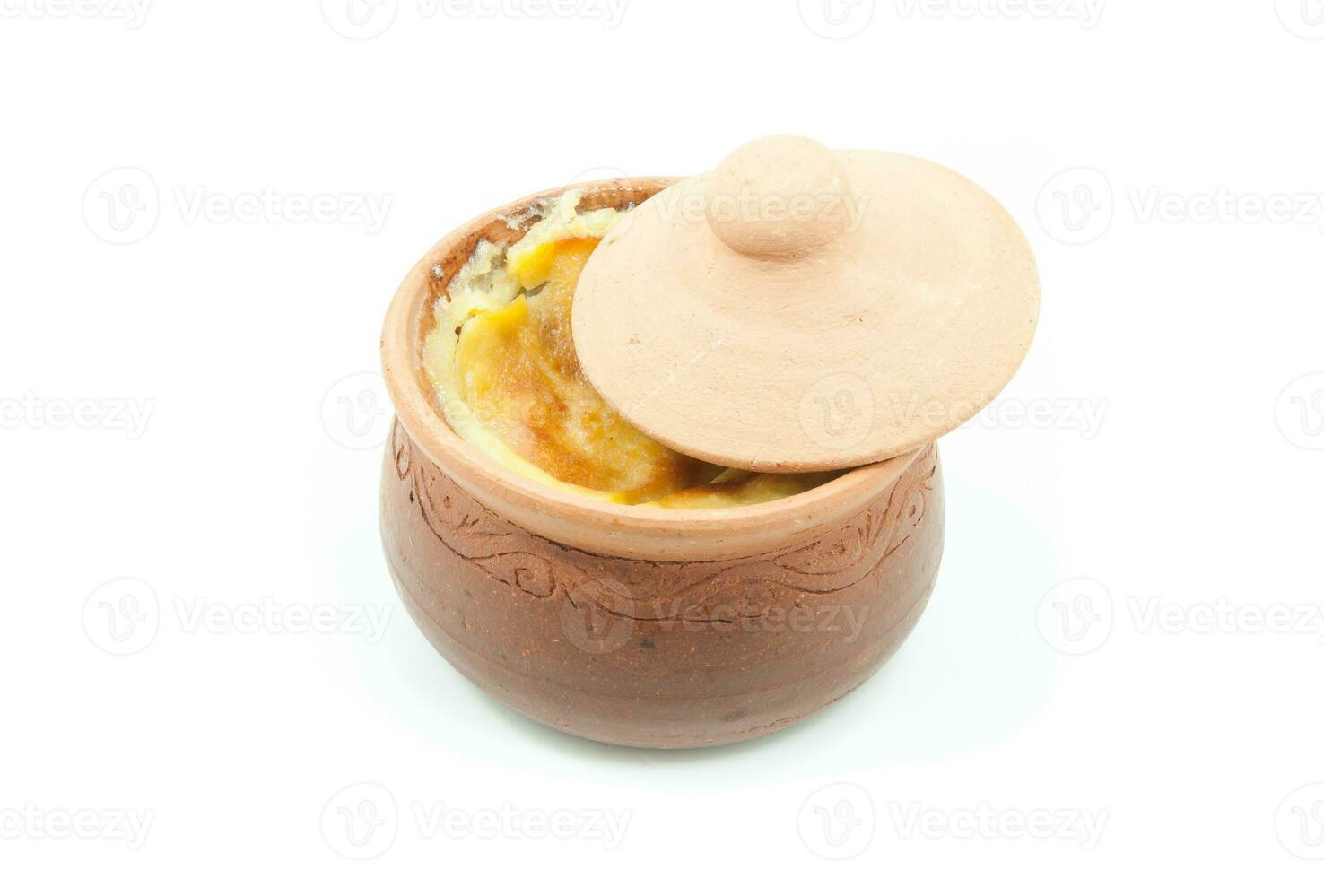 thaïlandais dessert dans argile pots, mungo haricot thaïlandais Crème dessert sur blanc arrière-plan, thaï nourriture style photo