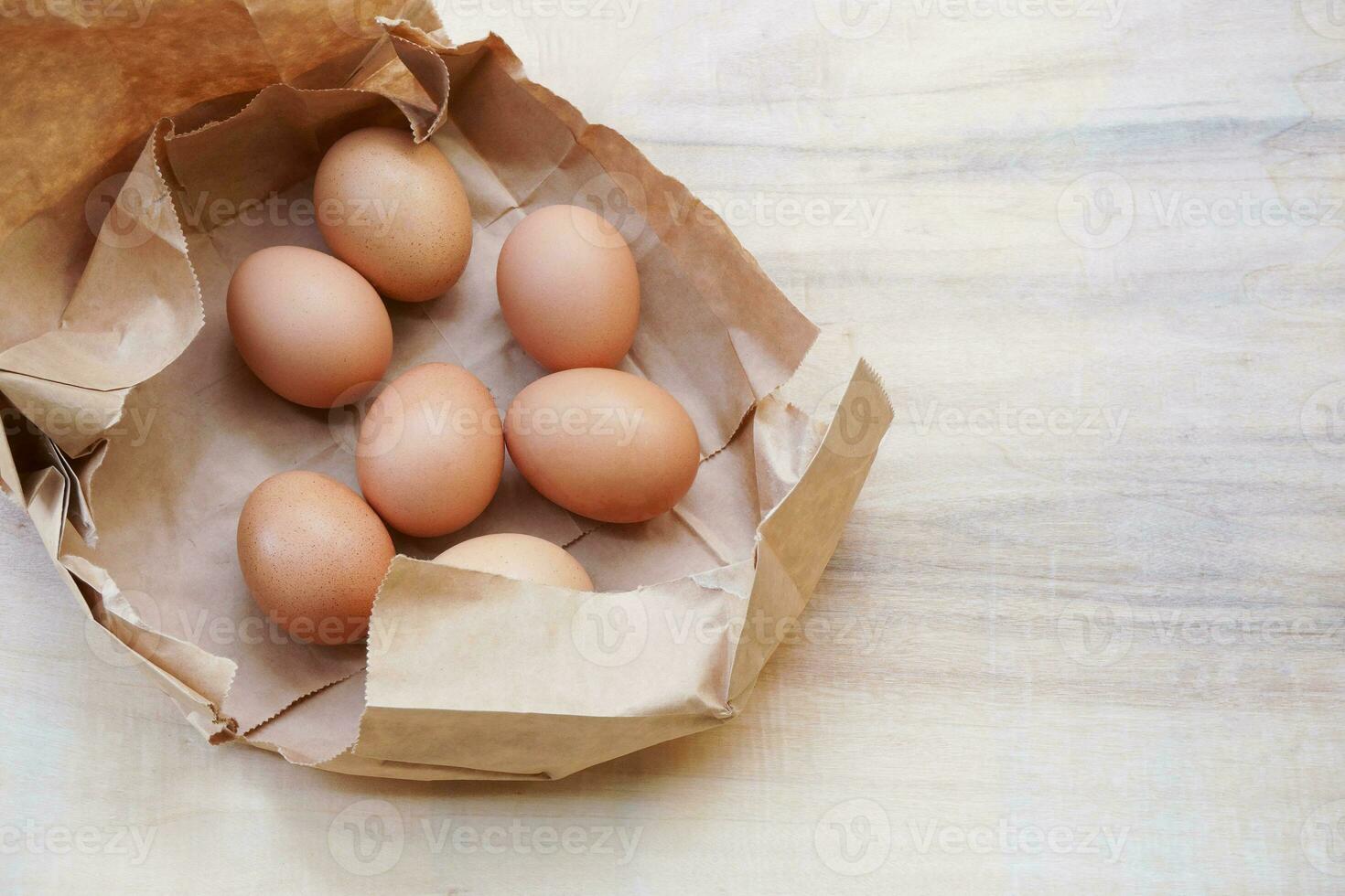 plusieurs mains épluchent un œuf dur. avant de le faire oeuf et porc dans  une sauce brune douce 8948476 Photo de stock chez Vecteezy