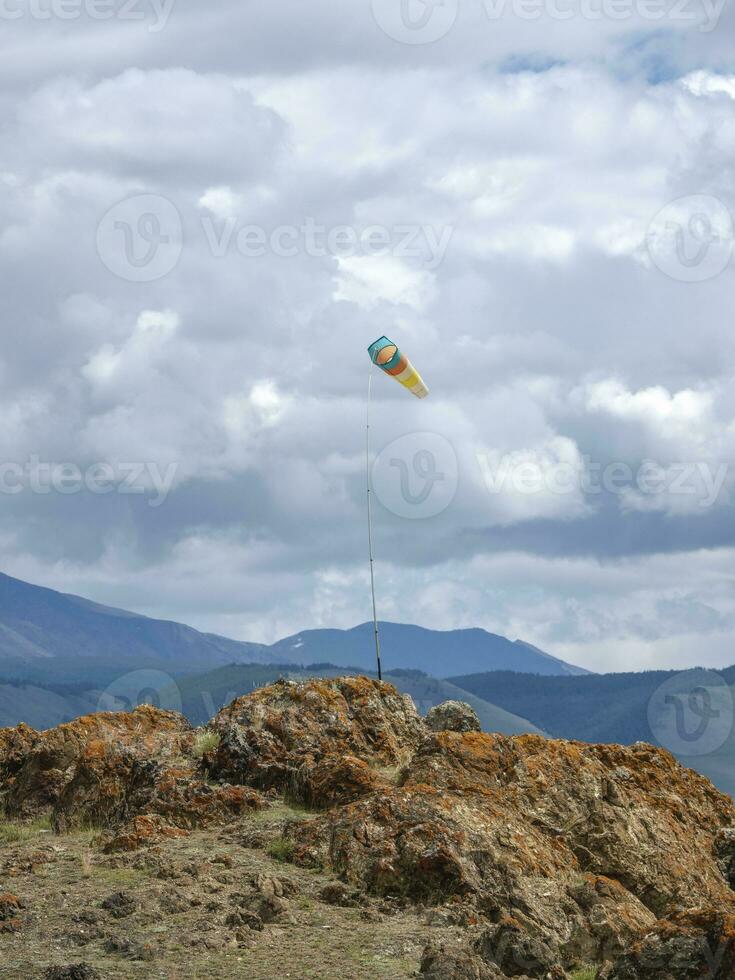 temps girouette, vent désignateur contre le bleu montagnes. photo