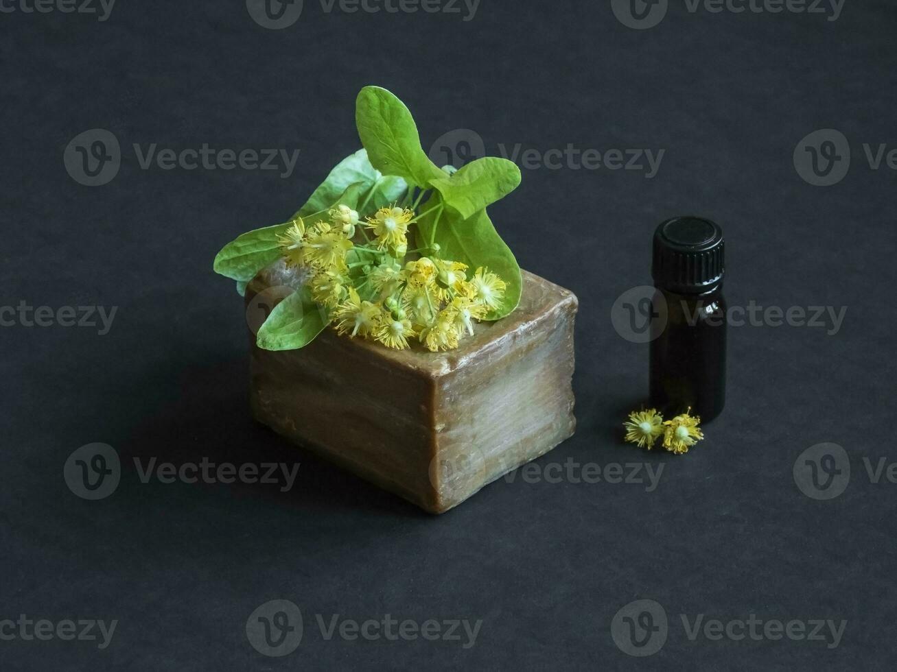 spa composition avec citron vert fleurir, savon et aromatique huile. photo