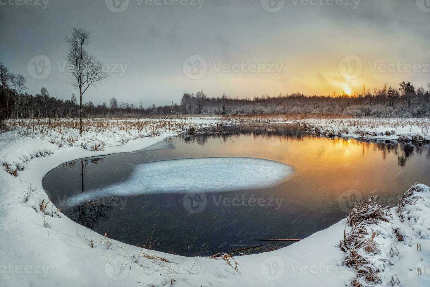 soir hiver ensoleillé le coucher du soleil paysage avec remous et la glace sur le rivière. photo