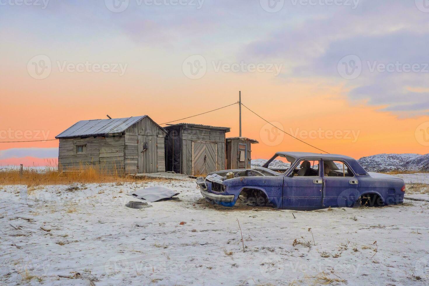 vieux démonté voiture à le garages dans authentique village de téribère. photo