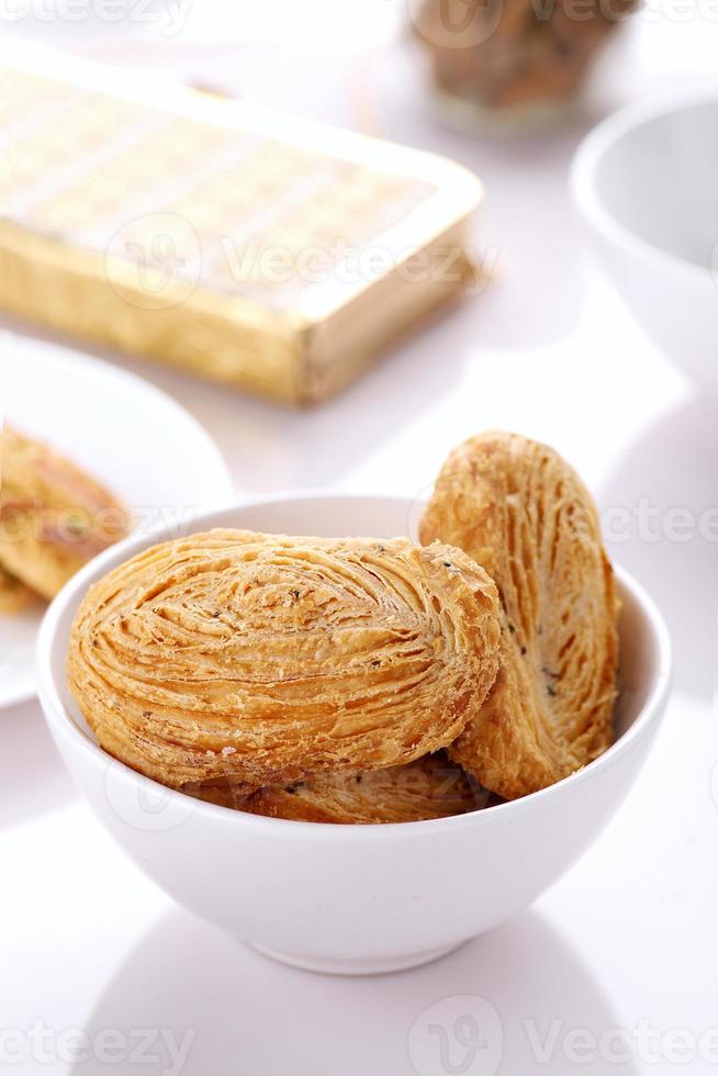 Boulangerie feuilletée dans un bol photo