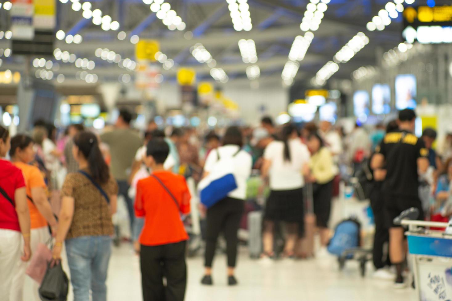 groupe de passagers défocalisés s'enregistrant au comptoir pour une carte d'embarquement à l'aéroport. image floue exprès photo