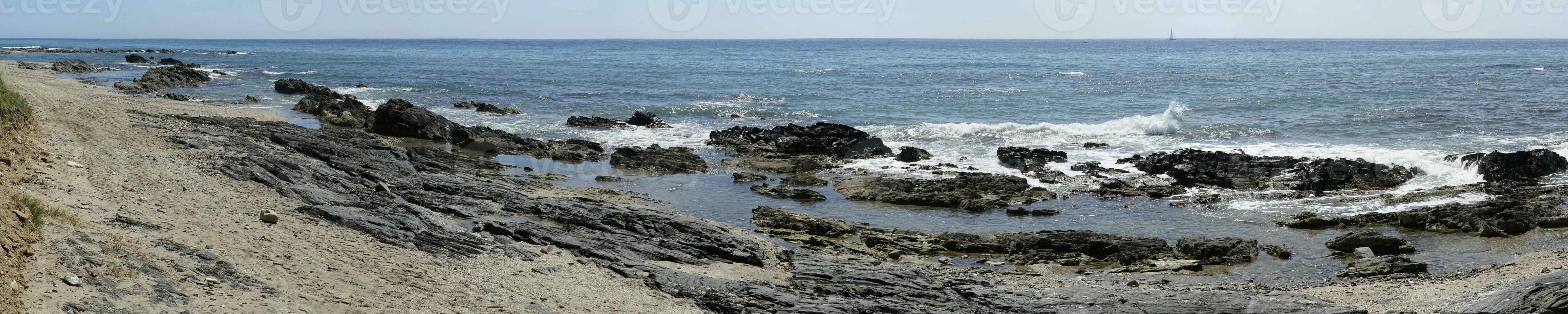 rochers sur mer rive dans cala de mijas, Espagne - panorama photo