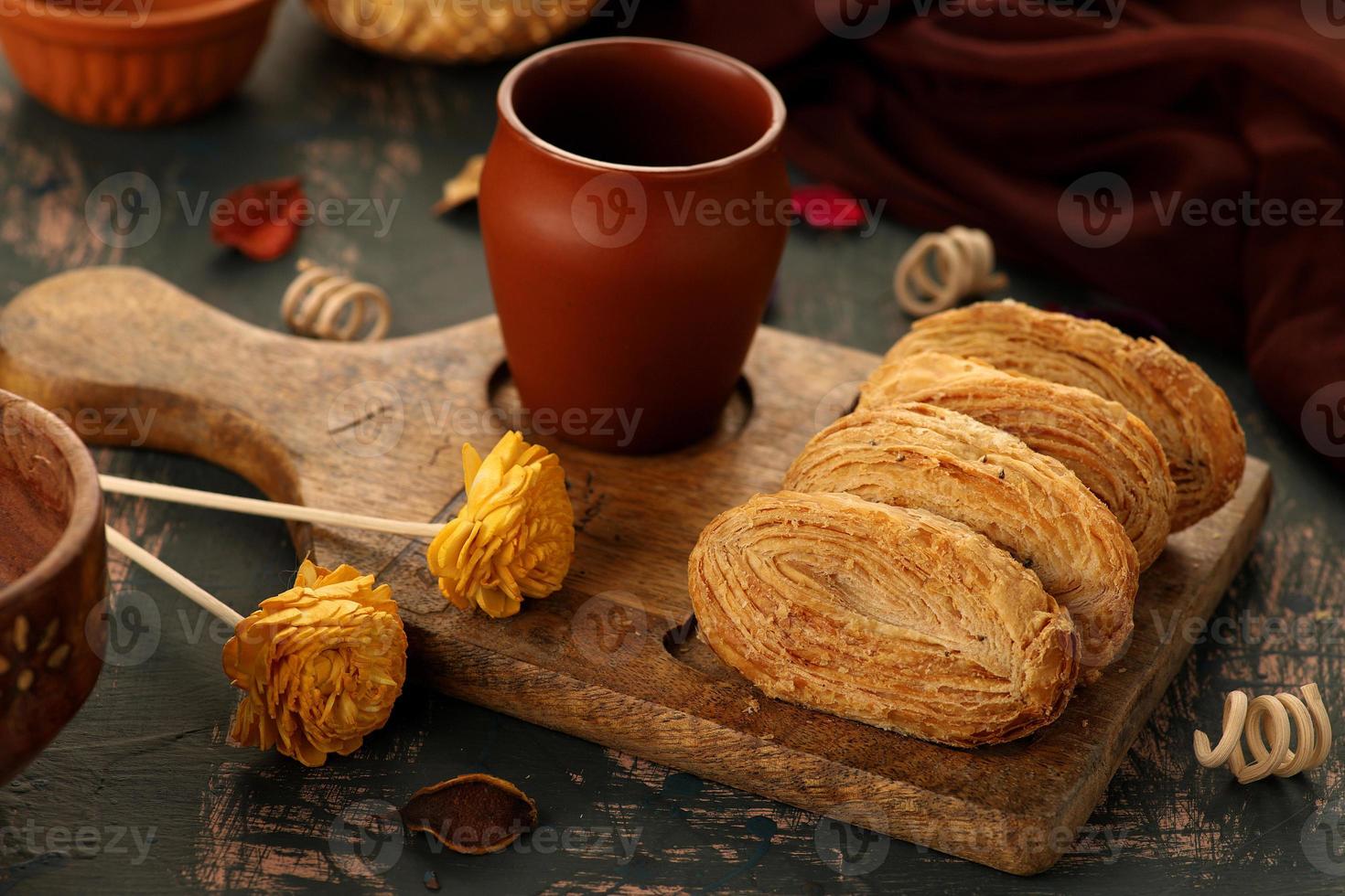 souffles de douleur sur un plateau en bois photo