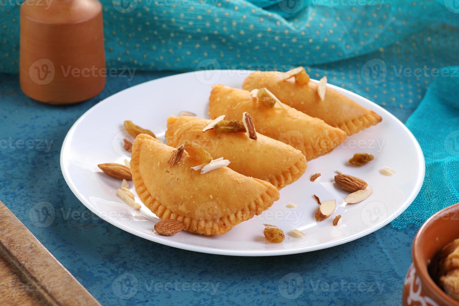 boulettes de gujiya sur une assiette photo