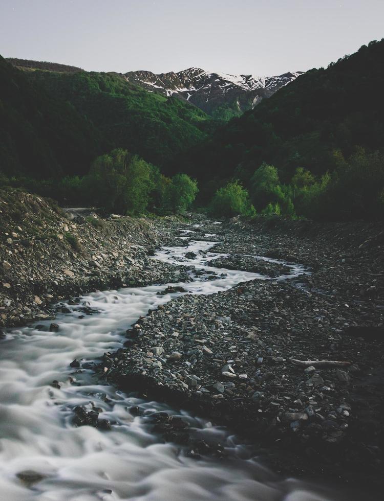 vue sur la rivière et la montagne photo