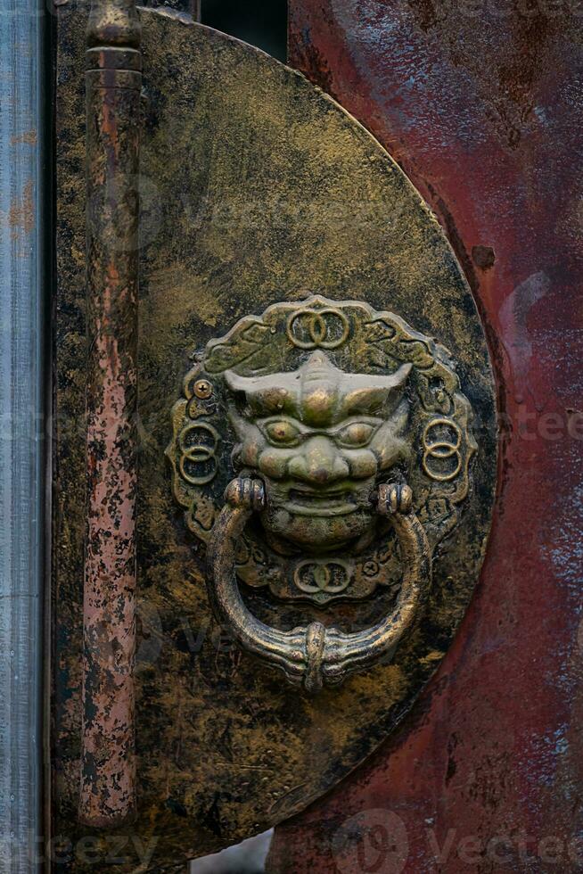 dragon tête porte heurtoir, proche en haut. antique chinois manipuler heurtoir. photo