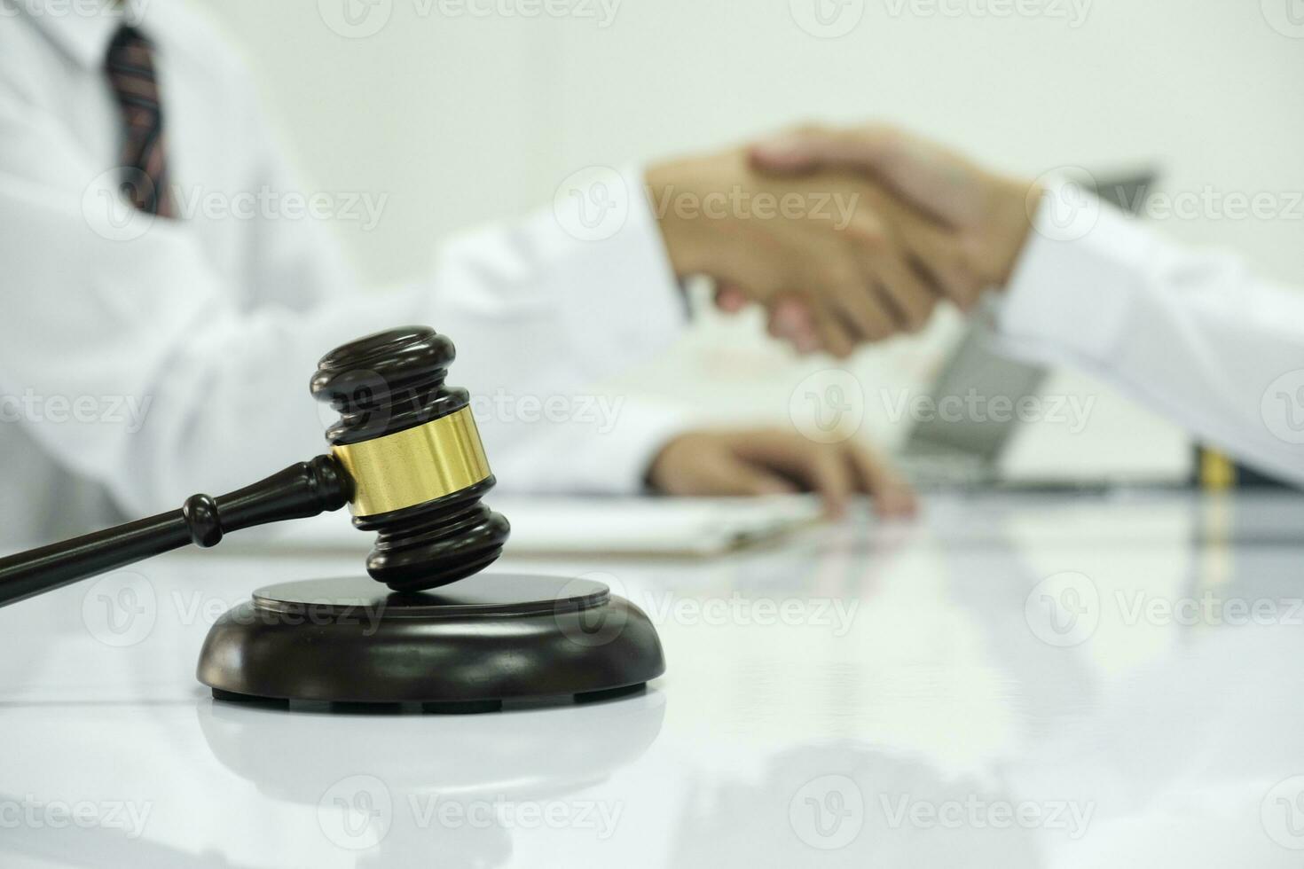 juge et homme d'affaire tremblement mains après Dans les coulisses Conseil à avocat prestations de service concept salle d'audience. photo