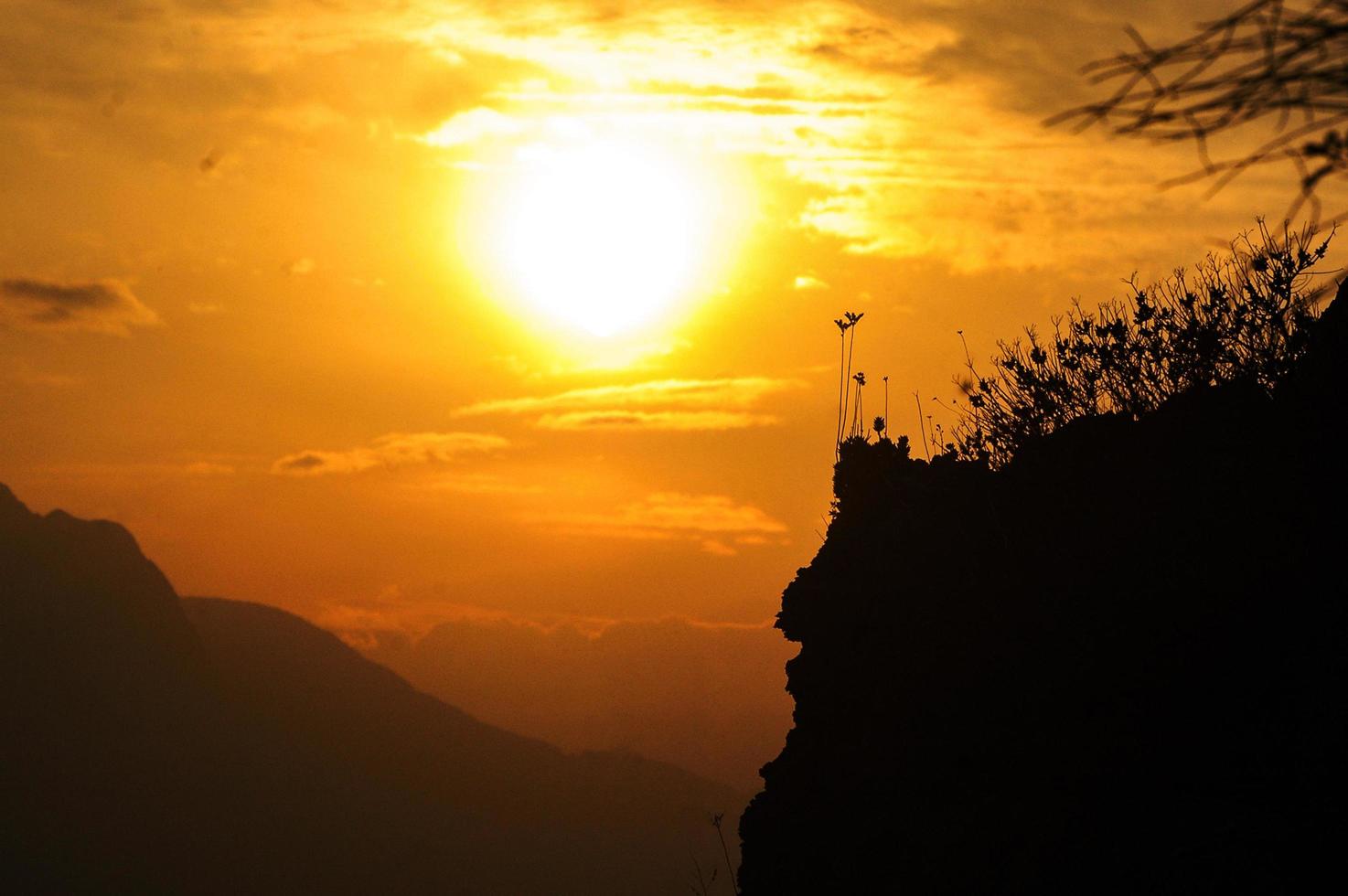 la silhouette des montagnes contre le coucher du soleil photo