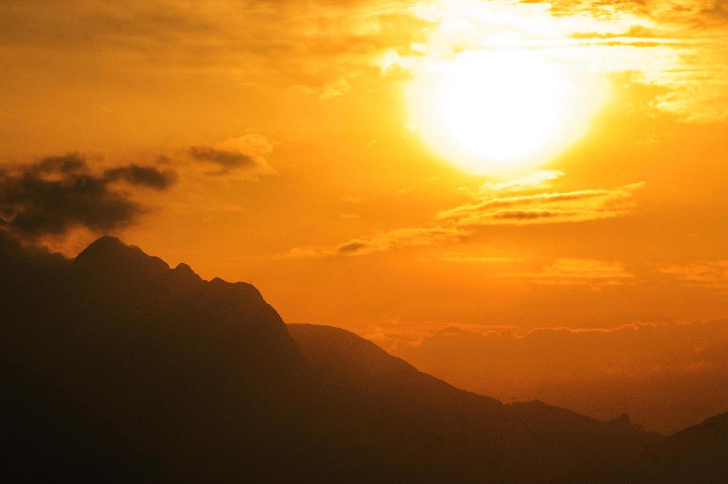 la silhouette des montagnes contre le coucher du soleil photo