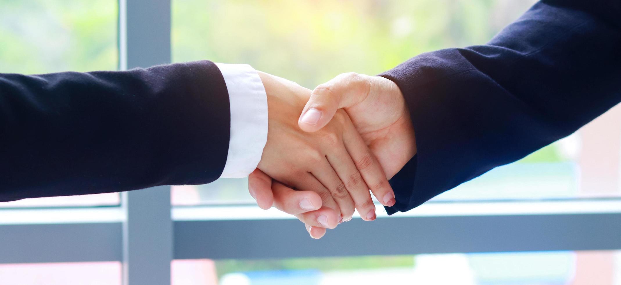 hommes d & # 39; affaires se serrant la main pour signer un accord et une coopération commerciale photo